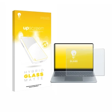 Vorderseite einer Produktverpackung mit dem Markenlogo upscreen. Daneben ist das Gerät Microsoft Surface Laptop 13