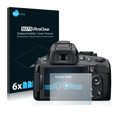 Vorderseite einer Produktverpackung mit dem Markenlogo Savvies. Daneben ist das Gerät Nikon D5100 mit dem zugehörigen Displays