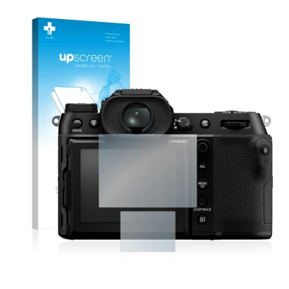 Vorderseite einer Produktverpackung mit dem Markenlogo upscreen. Daneben ist das Gerät Fujifilm GFX100S mit dem zugehörigen Di