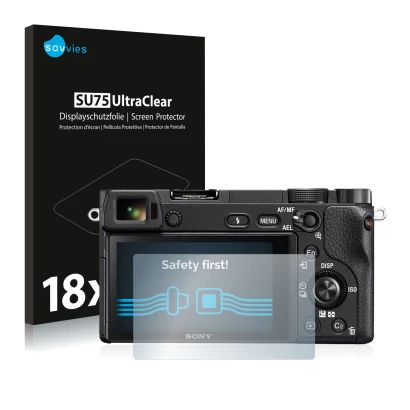 Vorderseite einer Produktverpackung mit dem Markenlogo Savvies. Daneben ist das Gerät Sony Alpha 6300 mit dem zugehörigen Disp