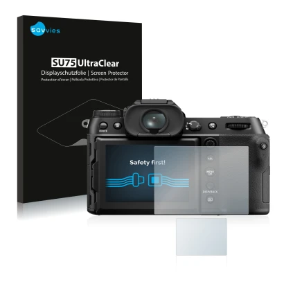 Vorderseite einer Produktverpackung mit dem Markenlogo Savvies. Daneben ist das Gerät Fujifilm GFX50S II mit dem zugehörigen D