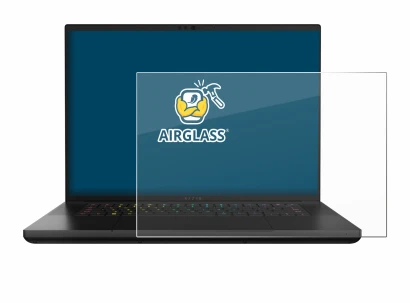 Abbildung des Geräts Razer Blade 16 2024 mit einer Vielzahl des Displayschutzes.