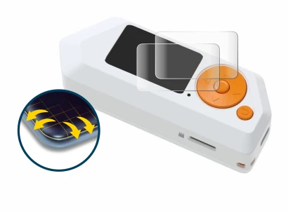 Abbildung des Geräts Flipper Zero FZ.1 mit einer Vielzahl des Displayschutzes.