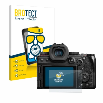 Vorderseite einer Produktverpackung mit dem Markenlogo BROTECT. Daneben ist das Gerät Panasonic Lumix DC-G9 II mit dem zugehör