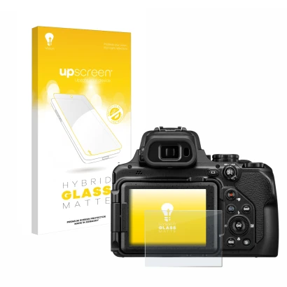 Vorderseite einer Produktverpackung mit dem Markenlogo upscreen. Daneben ist das Gerät Nikon Coolpix P1100 mit dem zugehörigen
