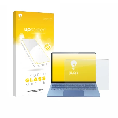 Vorderseite einer Produktverpackung mit dem Markenlogo upscreen. Daneben ist das Gerät Microsoft Surface Laptop 13.8