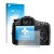 Vorderseite einer Produktverpackung mit dem Markenlogo upscreen. Daneben ist das Gerät Sony Alpha 57 (SLT-A57) mit dem zugehör