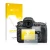 Vorderseite einer Produktverpackung mit dem Markenlogo upscreen. Daneben ist das Gerät Nikon D810 mit dem zugehörigen Displays