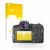 Vorderseite einer Produktverpackung mit dem Markenlogo upscreen. Daneben ist das Gerät Canon EOS R6 mit dem zugehörigen Displa
