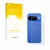 Vorderseite einer Produktverpackung mit dem Markenlogo upscreen. Daneben ist das Gerät Google Pixel 10 (Rückseite) mit dem zug
