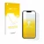 Vorderseite einer Produktverpackung mit dem Markenlogo upscreen. Daneben ist das Gerät Apple iPhone 17e mit dem zugehörigen Di