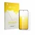 Vorderseite einer Produktverpackung mit dem Markenlogo upscreen. Daneben ist das Gerät Motorola Edge (2026) mit dem zugehörige