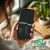 Smartphone mit zwei Schutzfolien, oben ScreenLeaf unten eine Andere. Auf der unteren Folie sind klar Fingerabdrücke erkennbar,
